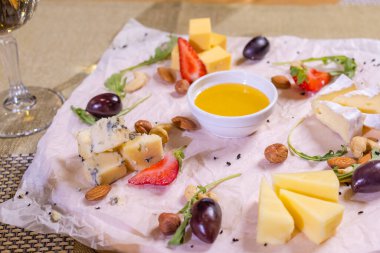 Peynirli peynir tabağı Dorblu, Parmesan peynirli, Brie peynirli, Camembert peynirli ve Rokfor peynirli..