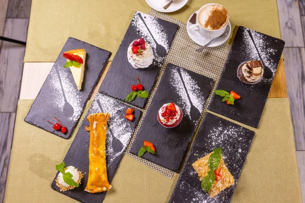 Assortiment de confiseries, différents types de gâteaux et desserts sur la table. — Photo