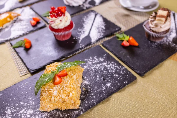 Şekerleme çeşitleri, farklı türde pasta ve tatlılar..