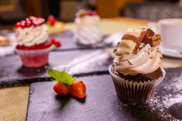 Şekerleme çeşitleri, farklı türde pasta ve tatlılar..