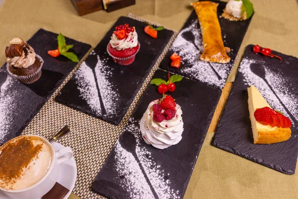 Şekerleme çeşitleri, farklı türde pasta ve tatlılar..