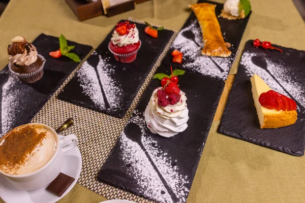 Şekerleme çeşitleri, farklı türde pasta ve tatlılar..