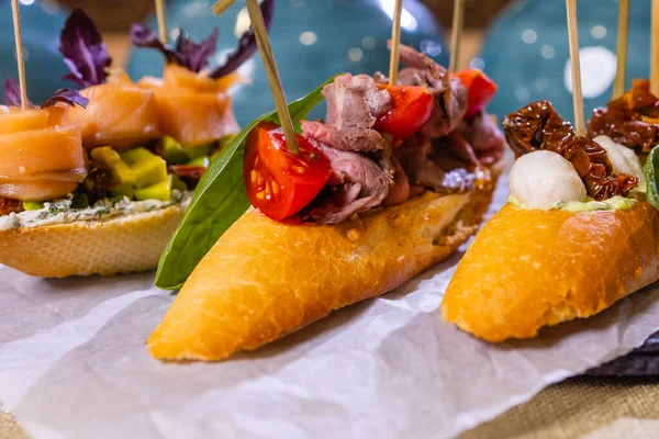 Közlenmiş domates, mozzarella peyniri, sarmısak ve otlar ile İtalyan meze bruschetta.