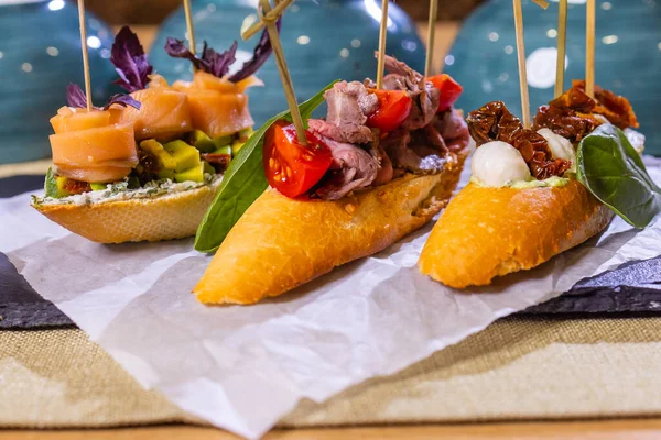 Közlenmiş domates, mozzarella peyniri, sarmısak ve otlar ile İtalyan meze bruschetta.