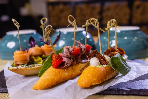 Közlenmiş domates, mozzarella peyniri, sarmısak ve otlar ile İtalyan meze bruschetta.