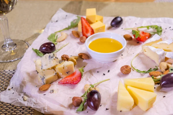 Peynirli peynir tabağı Dorblu, Parmesan peynirli, Brie peynirli, Camembert peynirli ve Rokfor peynirli..