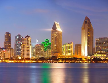 Şehir San Diego California, renkli ışıklı şehir binaları