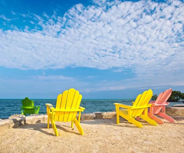 Chaises longues colorées jaunes et roses sur une plage en Floride — Photo