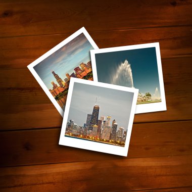 Vintage polaroids ahşap arka plan üzerinde seyahat anıları