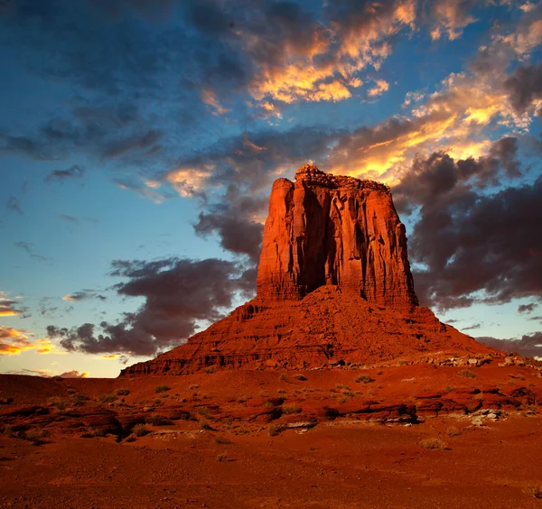 Monument Valley, EUA nascer do sol colorido ou pôr do sol com nuvens dramáticas — Fotografia de Stock