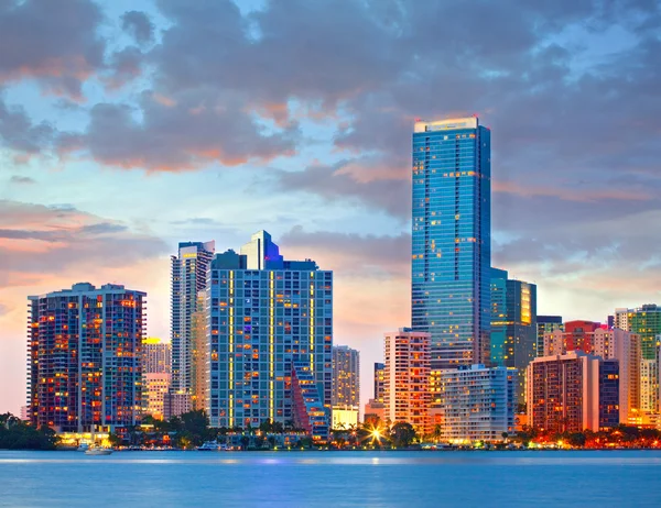 Miami Florida EE.UU., puesta de sol o salida del sol sobre el horizonte de la ciudad del centro de la ciudad Fotos De Stock Sin Royalties Gratis