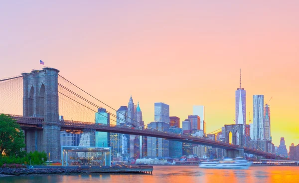 New York City, Manhattan downtown panorama with famous landmark Brooklyn Bridge — Stock Photo, Image