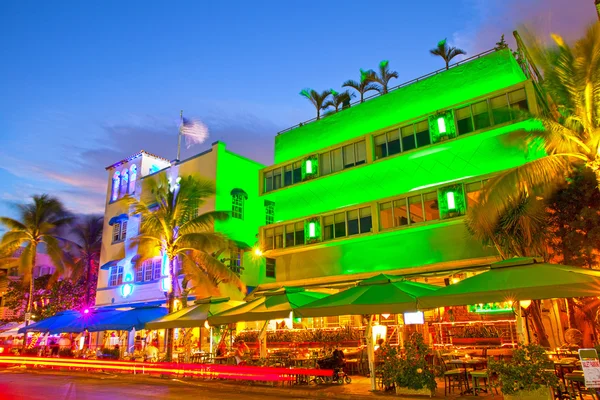 Miami beach, florida hotels und restaurants bei sonnenuntergang — Stockfoto