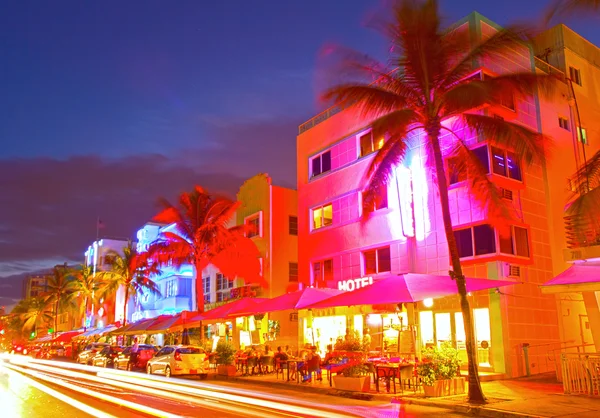 Miami beach, florida hotels und restaurants bei sonnenuntergang — Stockfoto