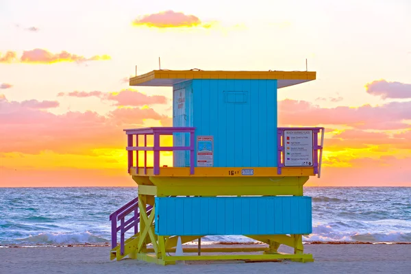 Sunrise in Miami Beach Florida, with a colorful lifeguard house — Stock Photo, Image