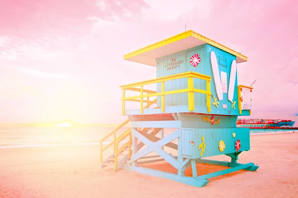 Sunrise in Miami Beach Florida, with a colorful lifeguard house — Stock Photo, Image