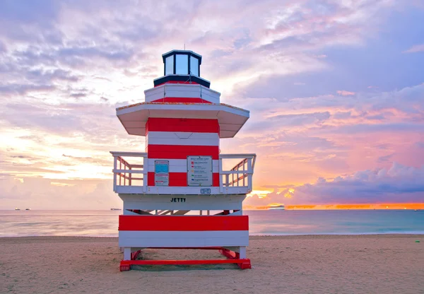 Lever de soleil à Miami Beach en Floride, avec une maison de sauveteur colorée — Photo