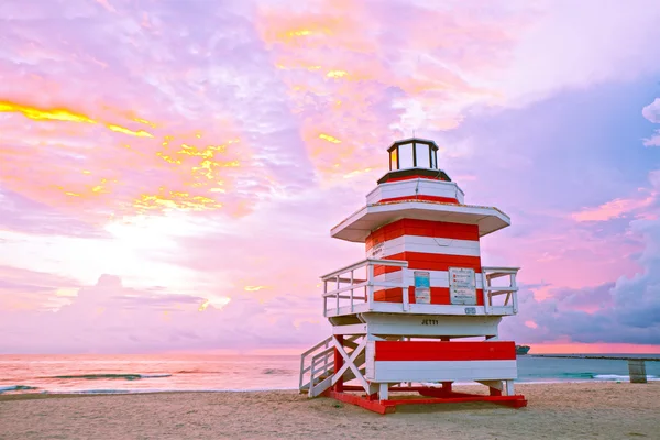 Matahari terbit di Miami Beach Florida, dengan rumah penjaga pantai berwarna-warni — Stok Foto