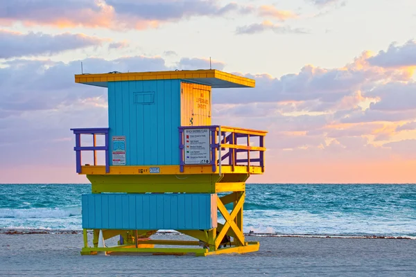 Salida del sol en Miami Beach Florida, con una colorida casa salvavidas — Foto de Stock