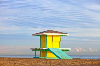 Hollywood Beach Florida, gündoğumu evinde parlak sarı cankurtaran