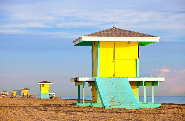 Hollywood Beach Florida, bright yellow lifeguard house at sunrise — Stock Photo, Image