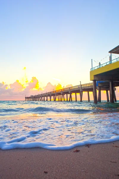 Soluppgången vid piren i Dania Beach Florida — Stockfoto