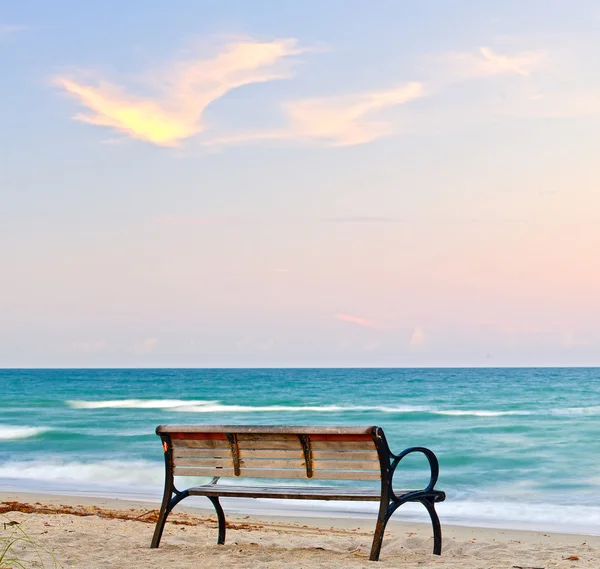 Скамейка у пляжа — стоковое фото