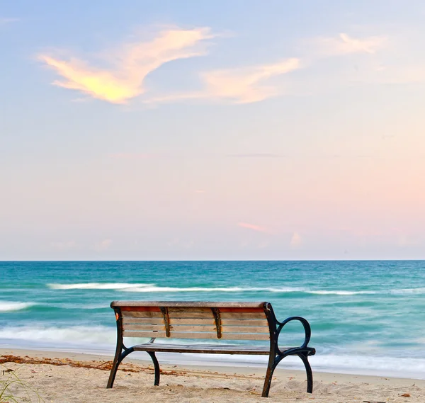 Panchina vicino alla spiaggia — Foto Stock