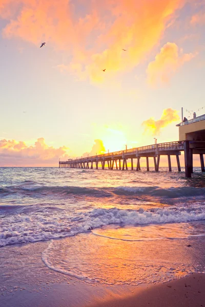 Východ slunce na molu v Dania Beach na Floridě — Stock fotografie