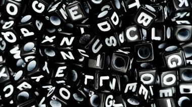 Siyah alfabe küpü. makro fotoğrafçılığı kapat