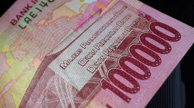 Endonezya parası yüz bin rupiadır. makro fotoşopu kapat 