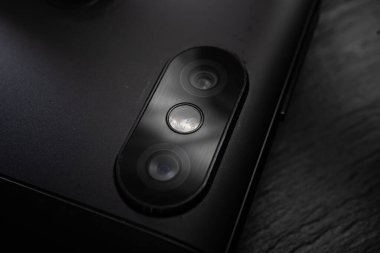 Akıllı telefon üçlü kamera siyahı. makro fotoğrafçılık. Yakın çekim.