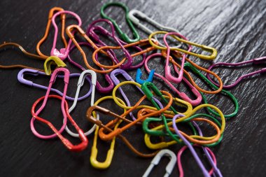 Çeşitli renklerde metal raptiye koleksiyonu, fotoğraf sanatı. yaratıcı fotoğrafçılık 