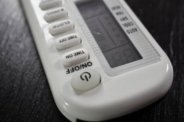 Beyaz uzaktan kumandalı klima, fotoğraf sanatı. yaratıcı fotoğrafçılık 