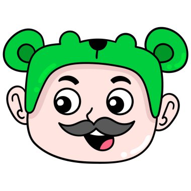 Baba kafası hayvan şapkası takıyor, karalama simgesi çiziyor.