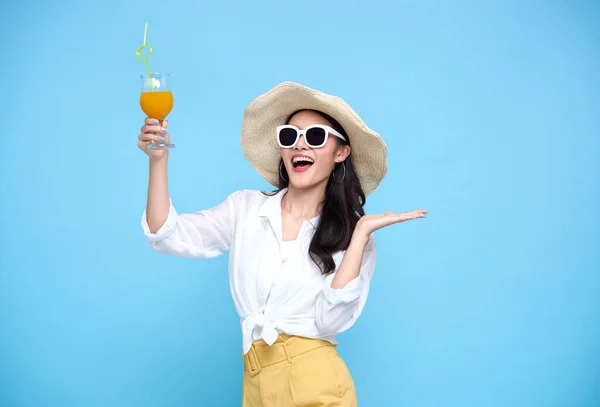 Šťastná Asijská Žena Létě Ležérní Oblečení Nosí Slaměný Klobouk Sluneční — Stock fotografie