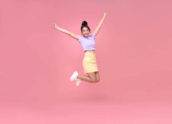 Feliz Mujer Asiática Sonriendo Saltando Mientras Celebra Éxito Aislado Sobre — Foto de Stock