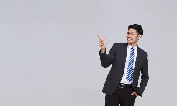 Stilig Och Vänlig Ansikte Asiatisk Affärsman Leende Formell Kostym Pekar — Stockfoto