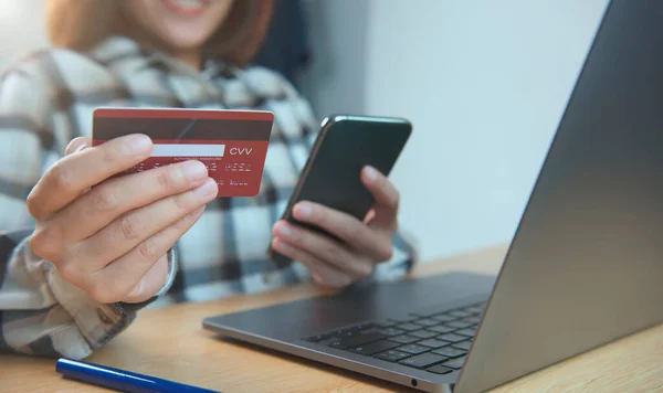 Jovem Segurando Cartão Crédito Usando Telefone Inteligente Comprando Compras Online — Fotografia de Stock