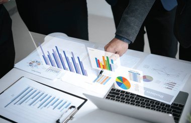 Plan analizi ile buluşan iş adamları finans stratejisi istatistikleri başarı konsepti ve ofis odasında gelecek için planlama.