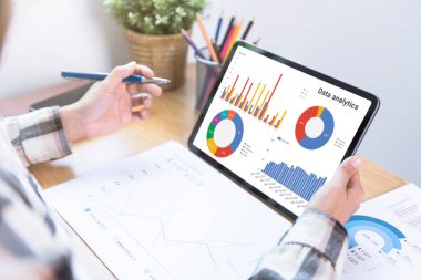 Şirket finans stratejisini analiz etmek için tablet kullanan iş kadını. İstatistikler, başarı konsepti ve ofis odasındaki gelecek için planlama.. 