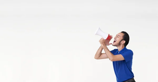 Šťastný Mladý Asijský Muž Modré Košili Křičí Oznámit Megafonu Izolované — Stock fotografie