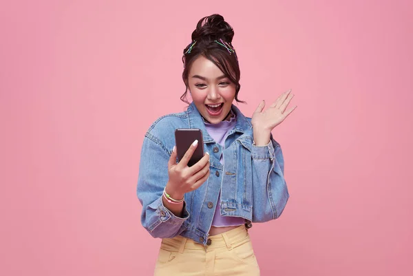 Spännande Asiatisk Kvinna Firar Med Mobiltelefon Isolerad Över Rosa Bakgrund — Stockfoto