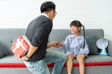 Asyalı baba kızı için hediye verdi. konsept sürpriz doğum günü hediyesi kutusu.