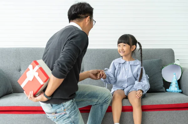 Asyalı baba kızı için hediye verdi. konsept sürpriz doğum günü hediyesi kutusu.