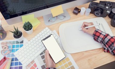 Grafik tasarımı için yaratıcı tablo çalışma yerinin üst görünümü.