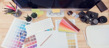 Geniş masaüstü bilgisayarlı yaratıcı tablo görünümü. grafik tasarımı için çalışma yeri