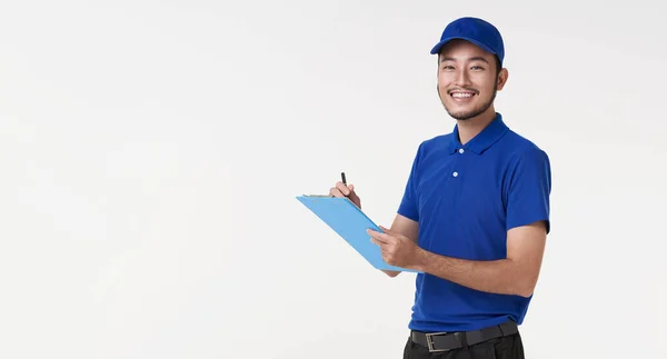 Gelukkig Jong Aziatisch Levering Man Holding Klembord Geïsoleerd Wit Achtergrond — Stockfoto