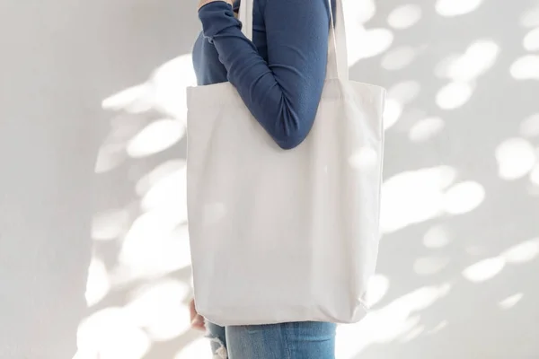 Meisje Houdt Tas Doek Weefsel Voor Mockup Blanco Sjabloon Geïsoleerd — Stockfoto