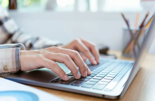 Empresários Mãos Digitando Teclado Laptop Escritório Desktop — Fotografia de Stock
